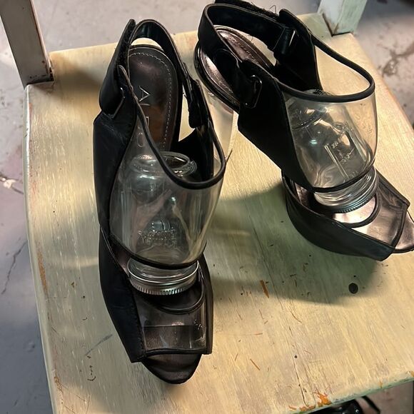 Size 38 (7.5) Guess Clear + Black Platform - Picture 3 of 5